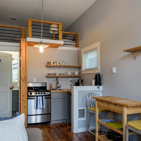 Tiny House By Kabino Mini Modern Tiny Home Heart Of Green Lake Pet Friendly Wifi Loft Up Ladder Plus Sleeper Sofa Seattle Luaran gambar