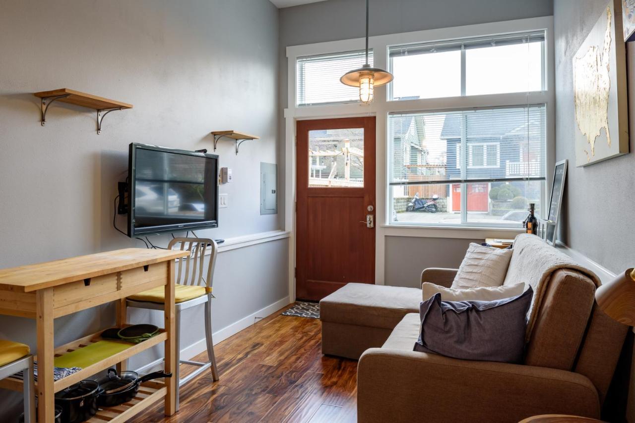 Tiny House By Kabino Mini Modern Tiny Home Heart Of Green Lake Pet Friendly Wifi Loft Up Ladder Plus Sleeper Sofa Seattle Luaran gambar
