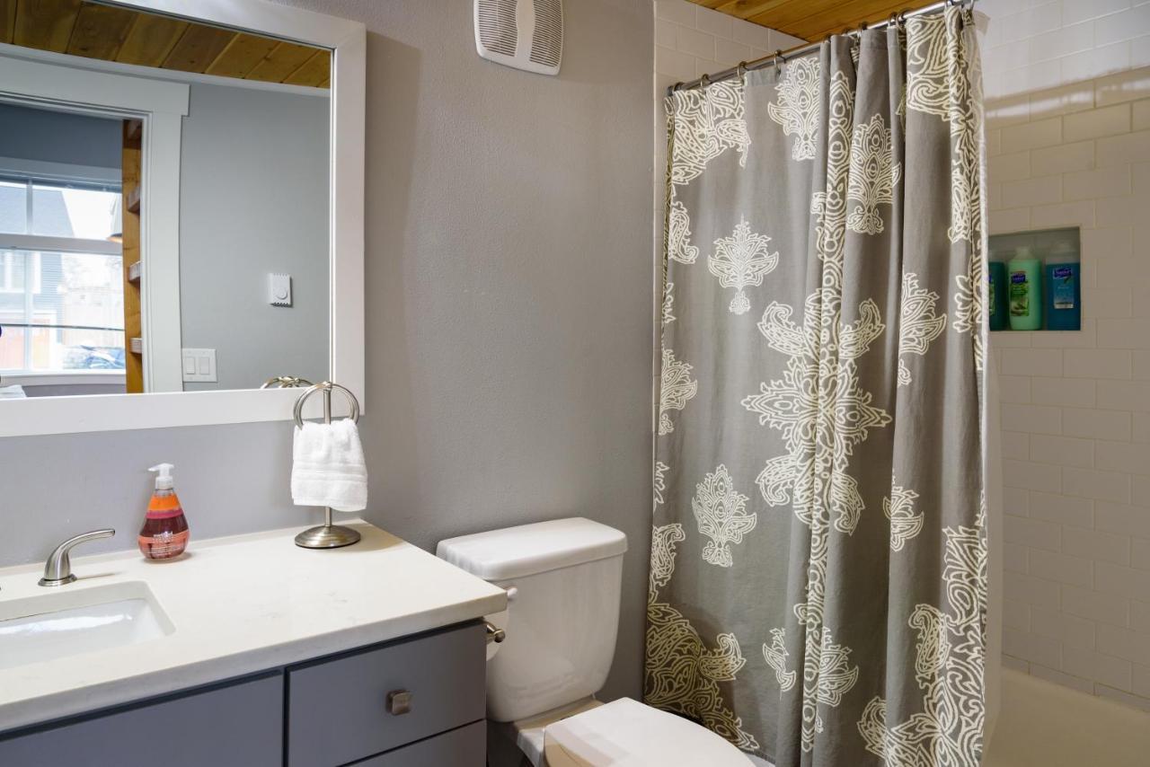 Tiny House By Kabino Mini Modern Tiny Home Heart Of Green Lake Pet Friendly Wifi Loft Up Ladder Plus Sleeper Sofa Seattle Luaran gambar